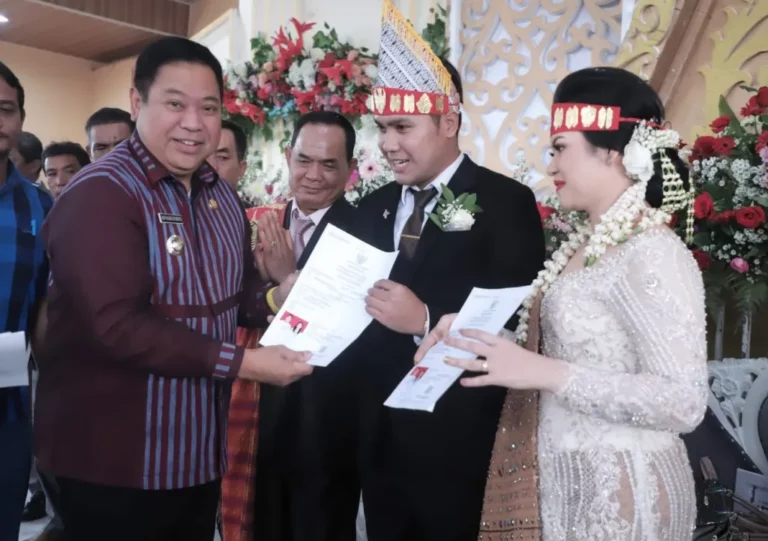 Bupati Dairi Keleng Ate Berutu Serahkan Akta Nikah Pengantin di Sopo Godang HKBP Sidikalang