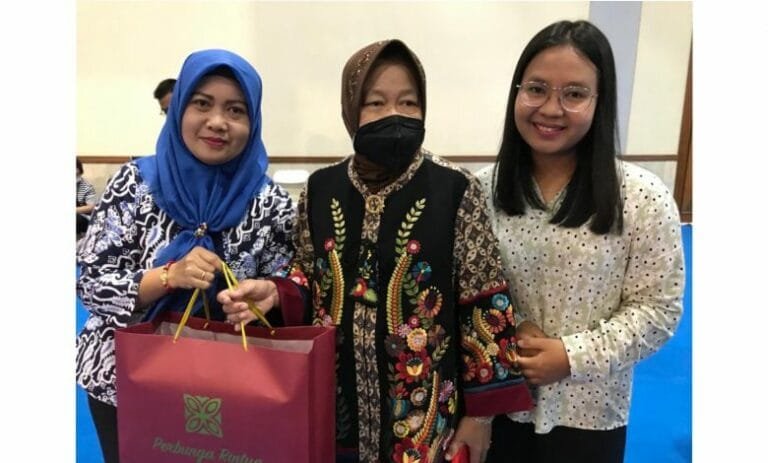 Inacraft 2023 Jakarta, Mensos Tri Rismaharini Beli Tas Perbunga Rintua Milik Dekranasda Dairi