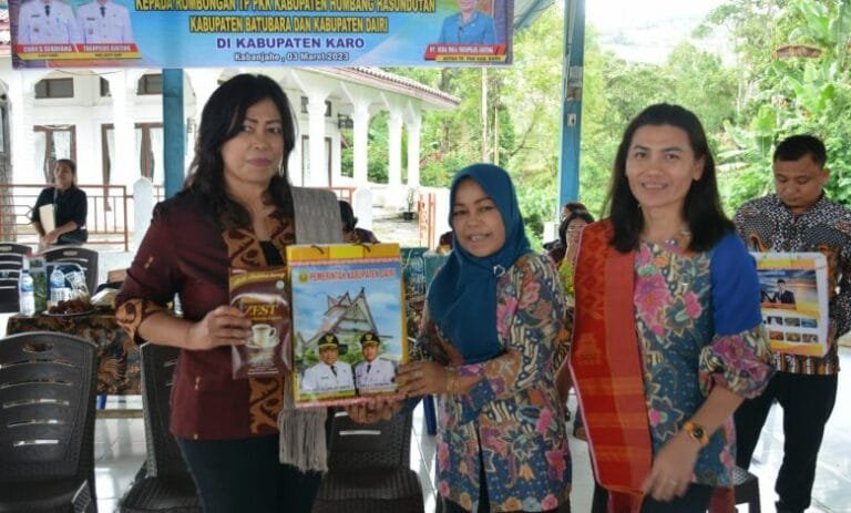 Tim PKK Dairi Studi Tiru ke Desa Binaan Hatinya PKK Desa Kuta Galuh Kabupaten Karo