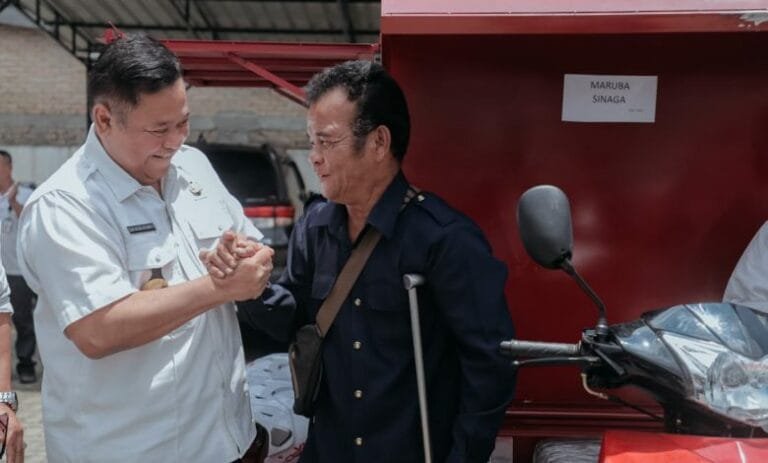 Bupati Eddy Berutu Serahkan Bantuan Kendaraan Roda 3 untuk Penyandang Disabilitas