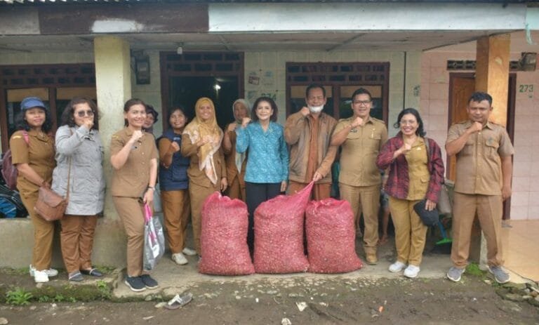 Berharap Jadi Desa Binaan Hatinya PKK Terbaik Se- Sumut, Ketua PKK Dairi Serahkan Bantuan ke Desa Pasi