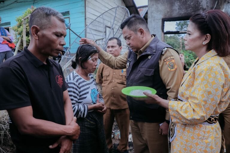 Serahkan Bantuan Musibah Kebakaran, Bupati Dairi: Pemerintah Hadir Dalam Keadaan Apapun