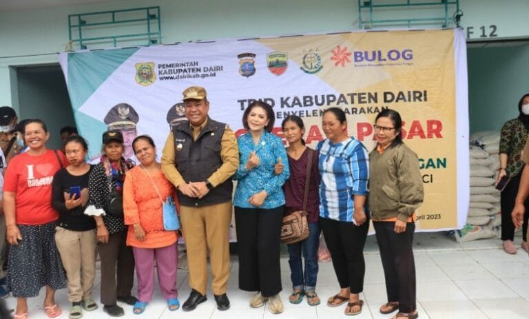 Antusias, Masyarakat Padati Operasi Pasar Murah di Pasar Sumbul