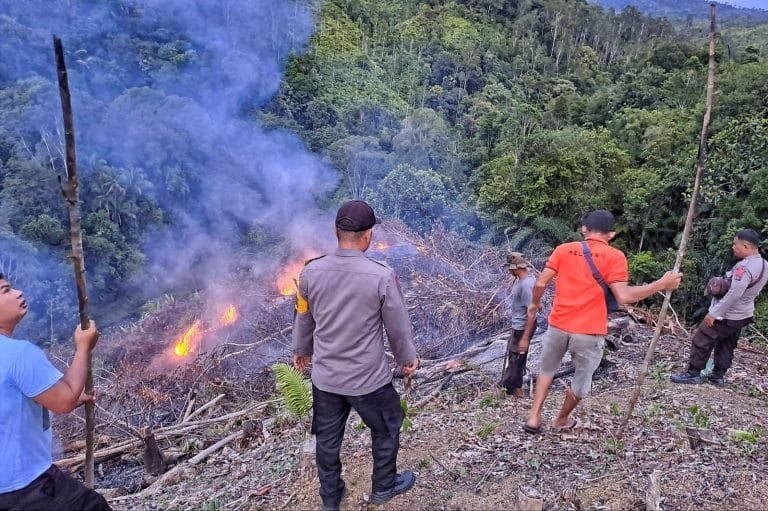 Kapolsek Kolang Gerak Cepat Padamkan Titik Api di Desa Sipakpahi