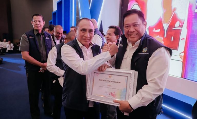 Bupati Eddy Berutu Terima Piagam dari Gubernur sebagai Kabupaten/Kota Inovatif