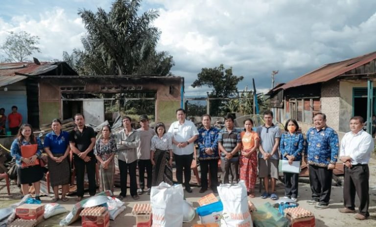 Bupati Dairi Berikan Bantuan Langsung ke Korban Kebakaran di Lae Hole Parbuluan