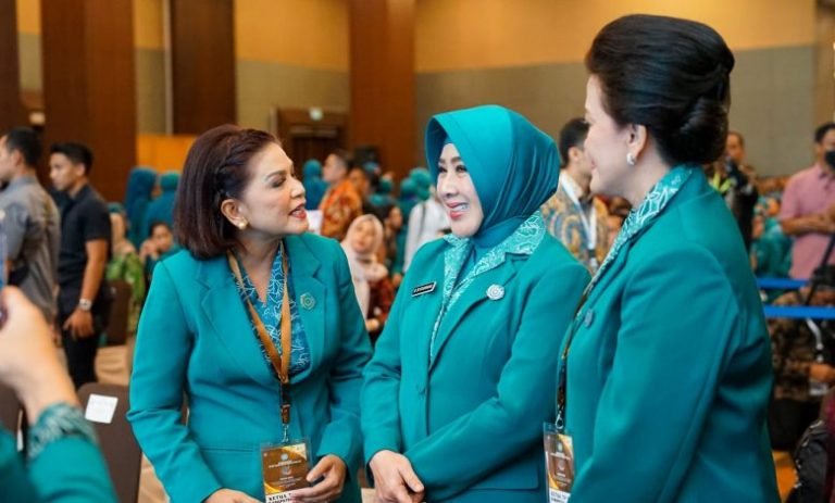 Ketua PKK Dairi Menerima Penghargaan Sebagai Kader Inspiratif