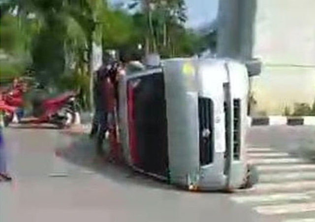 Ambulans jenazah terguling di Palembang.
