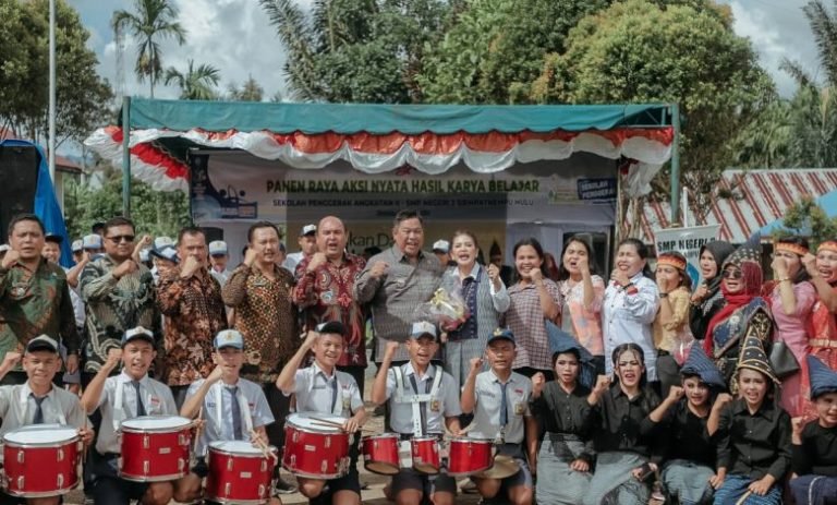 Puji SMPN 1 Siempat Nempu Hulu, Bupati Dairi: Sekolah Tidak Lagi Cakap Teori, Harus Selaras dengan Produk Nyata