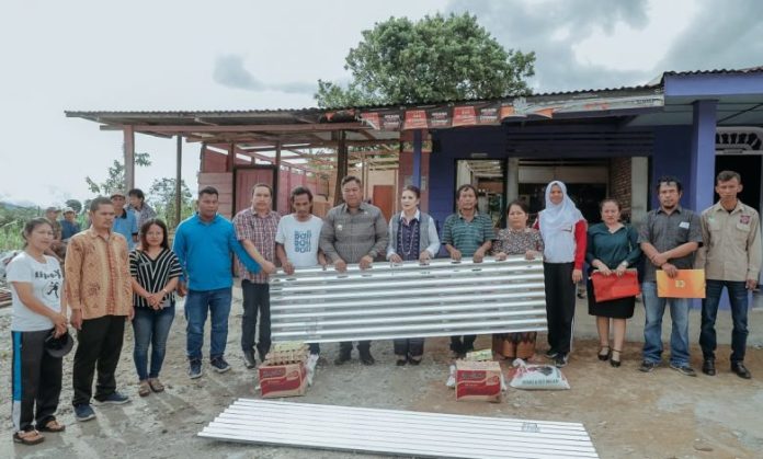 Bupati Dairi Eddy Berutu Serahkan Bantuan untuk Korban Puting Beliung di Kecamatan Berampu