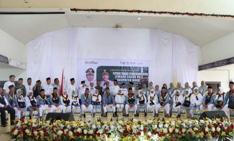 Tepung Tawar Jemaah Calon Haji Kabupaten Dairi, Bupati Eddy Berutu: Jaga Citra Dairi