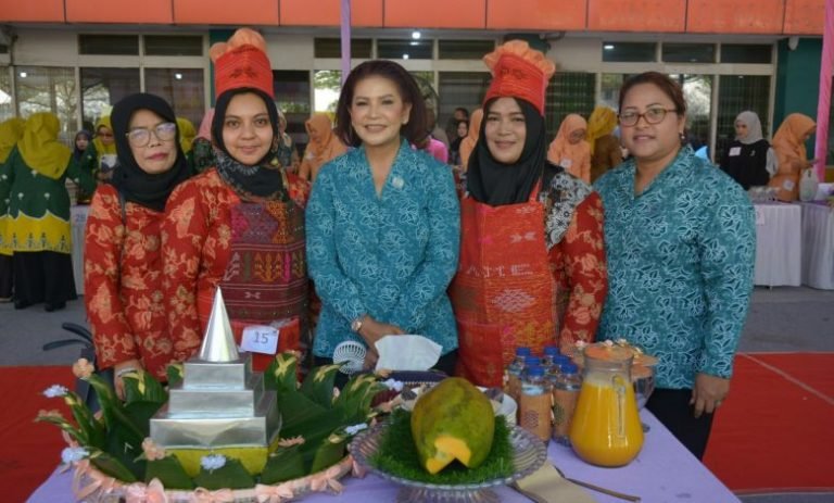 PKK dan Dharma Wanita Dairi Ikuti Lomba Merangkai Bunga dan Menghias Makanan Pelleng