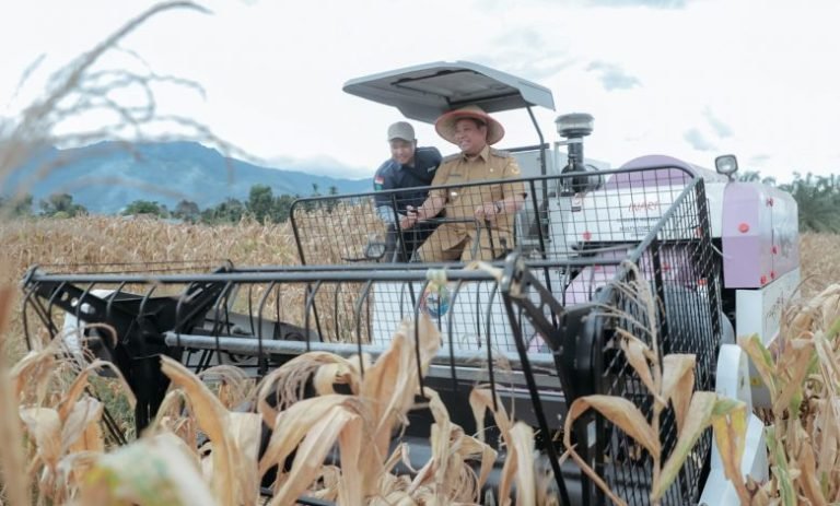 Bantu Tekan Biaya Produksi, Bupati Dairi Berikan Bantuan Mesin Senilai Rp 427 Juta