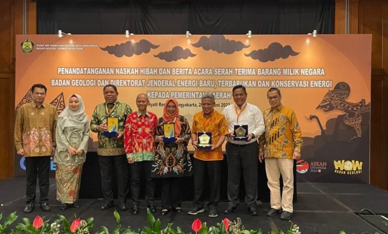 Bupati Eddy Berutu Terima Hibah Aset 47 Unit PJU Tenaga Surya dari Kementerian ESDM