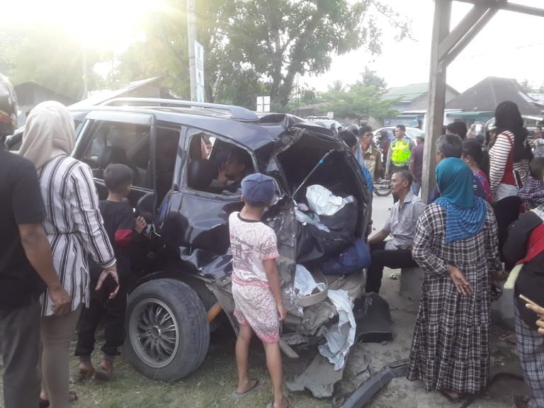 Kereta Api Hantam Mobil Xenia, Satu Orang Luka Berat