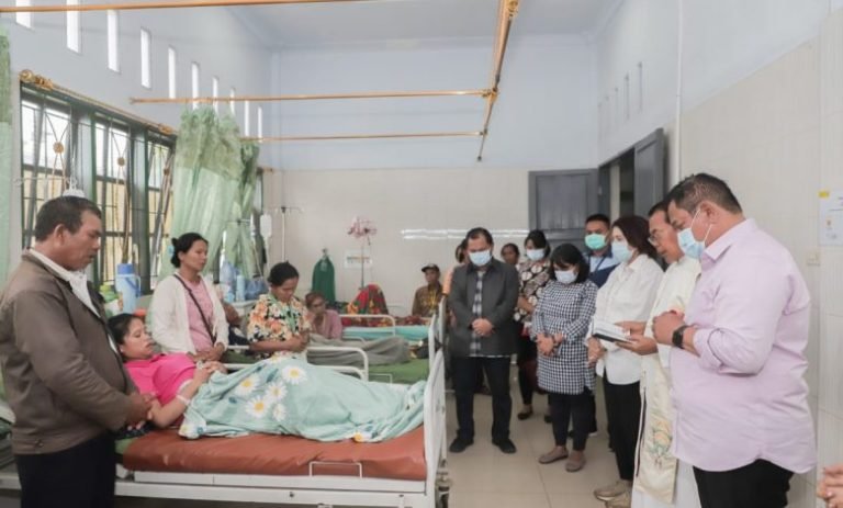 Bupati Eddy Berutu Berangkatkan Widia Sibarani Jalani Penanganan Kanker di RSCM Jakarta