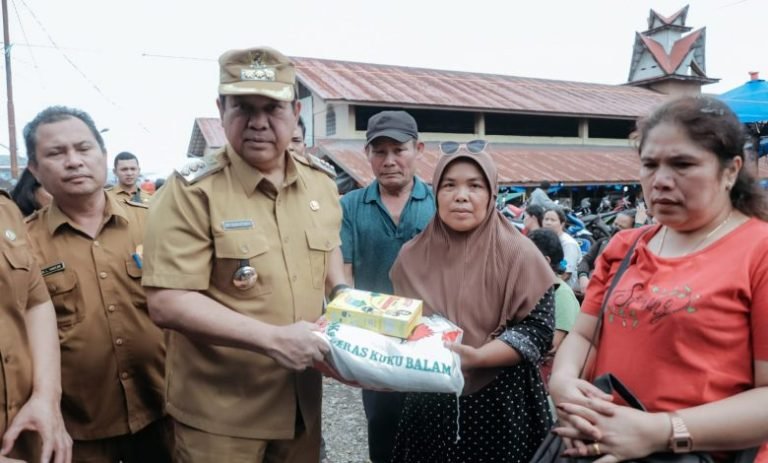 Bupati Dairi Eddy Berutu Berikan Bantuan Kepada Pedagang Korban Kebakaran Pasar Sidikalang