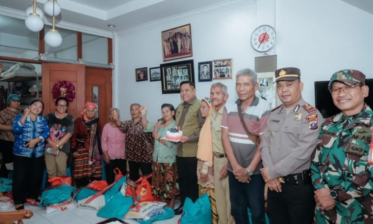 Berikan Tali Asih, Bupati Dairi Minta Nasihat Kepada Veteran