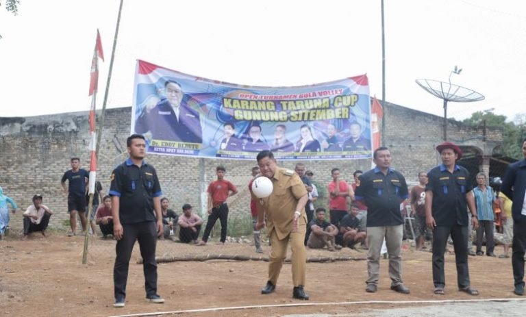Buka Turnamen Voli Karang Taruna di Gunung Sitember, Bupati Dairi: Kegiatan Seperti Ini Penting Manfaatnya