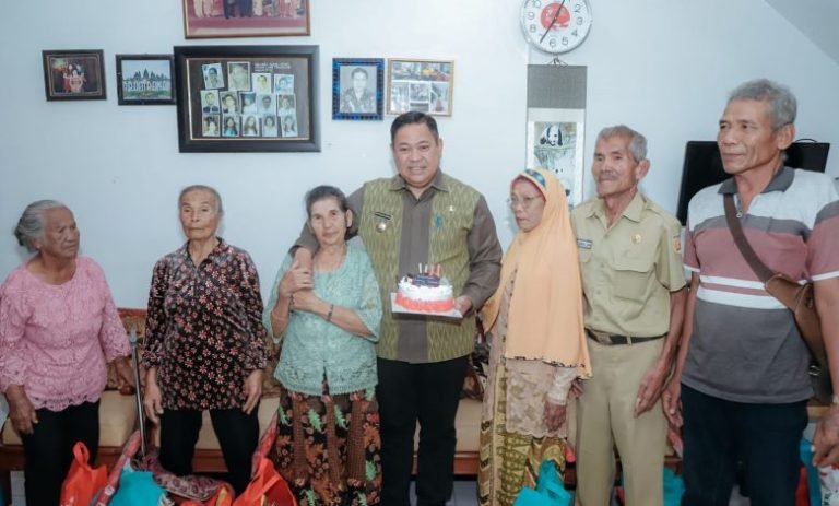 Ketika Bupati Dairi Memberi Kejutan Bagi Pejuang di Hari Veteran Nasional