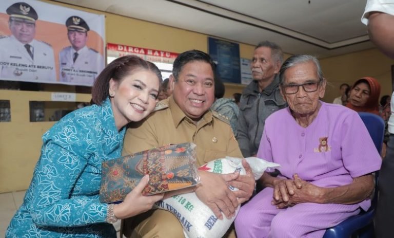 Kunjungan Kerja di Gunung Sitember, Bupati Serahkan Bansos dan Pastikan Layanan Kesehatan Lansia Berjalan Baik