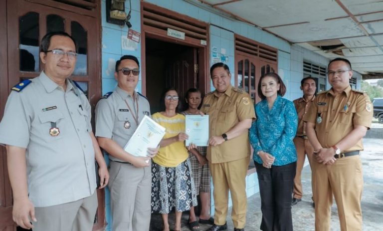 Bupati Dairi Eddy Berutu Serahkan 193 Sertifikat Hasil Konsolidasi Tanah Tahun 2022