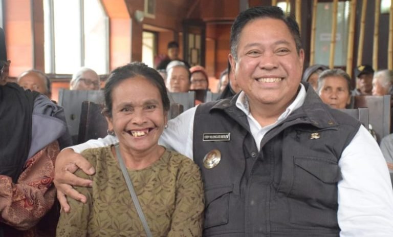 Beri Bantuan untuk Lansia di Sitinjo, Bupati Dairi: Lansia Sumber Informasi Bagi Generasi Muda