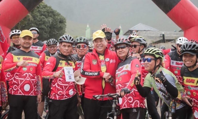 Bupati Eddy Berutu Lepas Peserta Bike and Camp Road to Aquabike Championship Dairi Adventure di Silalahi