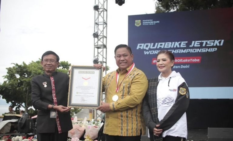 Bupati Dairi Eddy Berutu Terima Piagam dan Medali Rekor Muri Penari Cawan Terbanyak