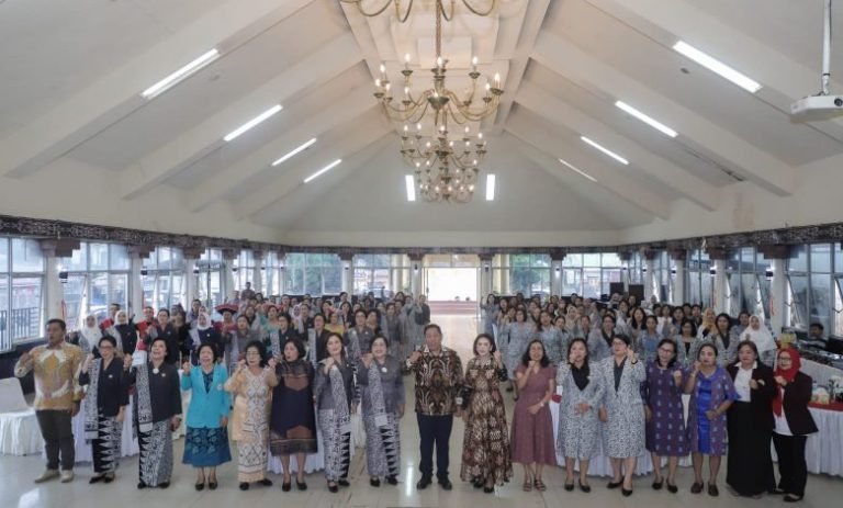 Pelantikan Ikatan Bidan Cabang Dairi, Bupati Eddy Berutu: SDM yang Tangguh Adalah Bagian Tanggung Jawab Bidan