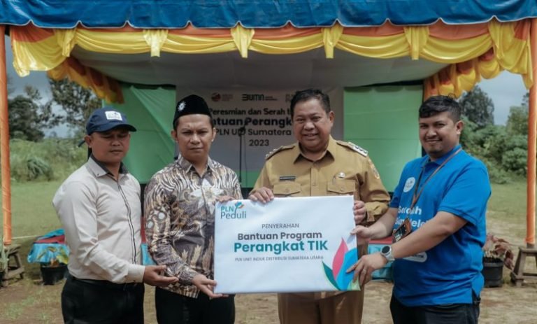 PLN Beri Bantuan Komputer ke SMP Muhammadiyah Sidikalang, Bupati Dairi: Terima Kasih, Turut Mencerdaskan Bangsa