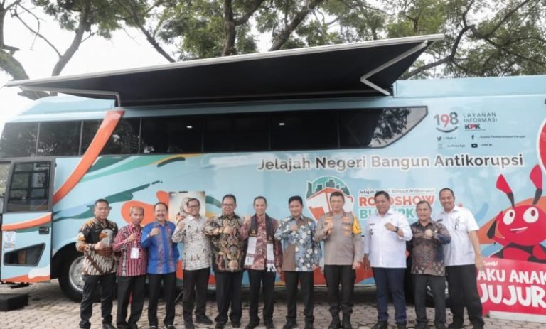 Bupati Dairi Eddy Berutu Ikuti Roadshow Bus KPK 2023 di Medan