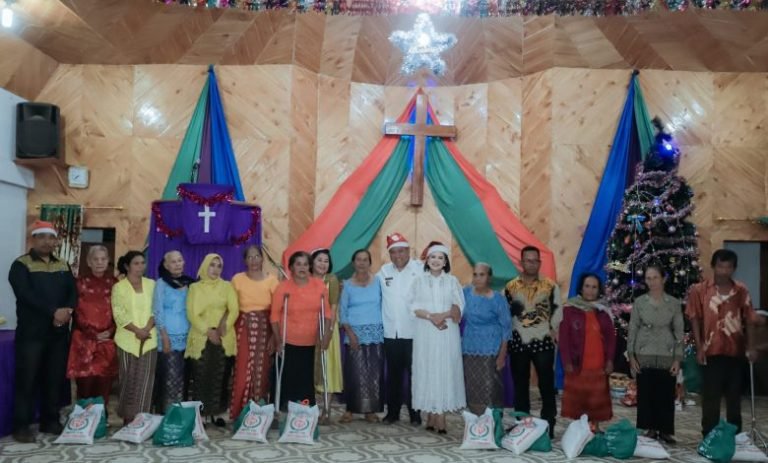 Hari Pertama Diakonia Natal Pemkab Dairi, Bupati Sambangi Warga Bintang Hulu