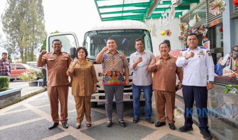 Bupati Karo Cory Sriwaty Sebayang Terima Bantuan Bus Sekolah Program Aspirasi BAMS