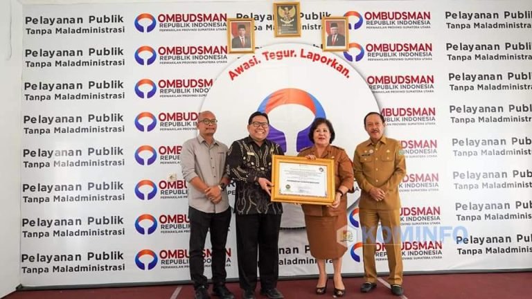 Pemkab Karo Raih Penghargaan Penilaian Kepatuhan Pelayanan Publik Dari Ombudsman