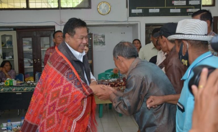 Ucapkan Terimakasih Sebelum Masa Jabatan Bupati Dairi Berakhir, Warga Sinehi Berikan Cenderamata