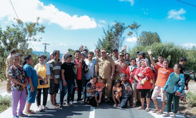 Jalan Parsaoran-Lae Tanggiang Sudah Dihotmix, Bupati Eddy Berutu Berharap NTP Naik