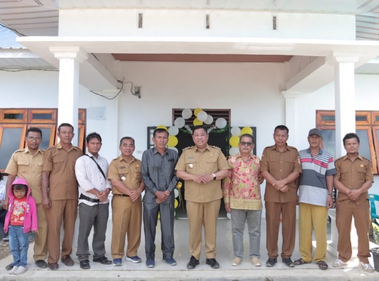Resmikan Kantor Kepala Desa, Bupati Eddy Ajak Masyarakat Bersinergi