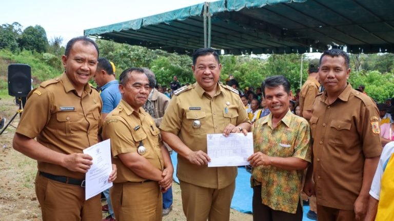 Kunker di Kecamatan Sumbul, Bupati Eddy Berutu Cek Langsung Pelayanan Aminduk di Kantor Desa