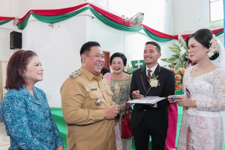 Gerak Cepat, Eddy Berutu Serahkan Adminduk Kepada Pengantin Baru di Parongil