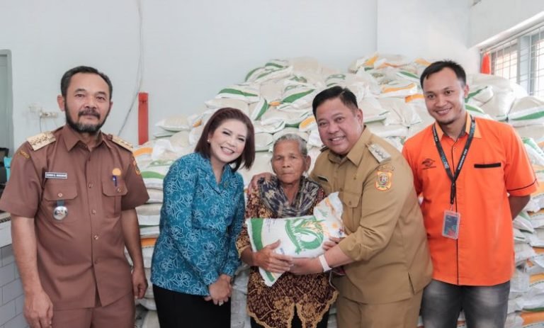Berikan Bantuan Pangan di Parongil, Eddy Berutu: Mari Bersama Kita Atasi Kesulitan Pangan