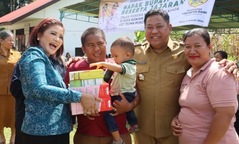 Kunjungi Desa Bonian, Bupati Eddy Berikan Bantuan kepada PMKS
