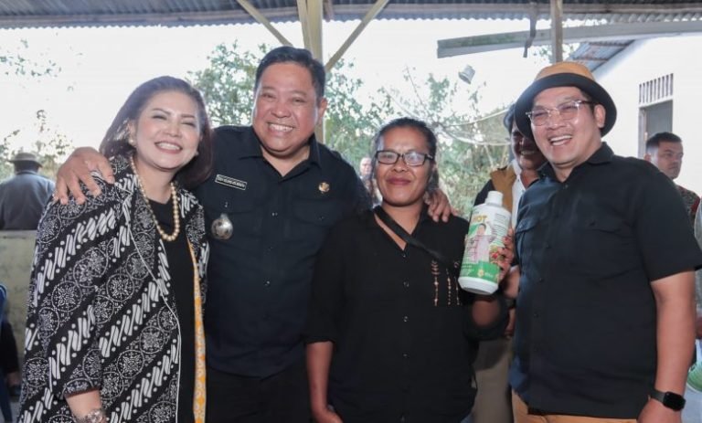 Bupati Eddy Berutu Bagikan Pupuk Hayati Cair Kepada Masyarakat Parbuluan