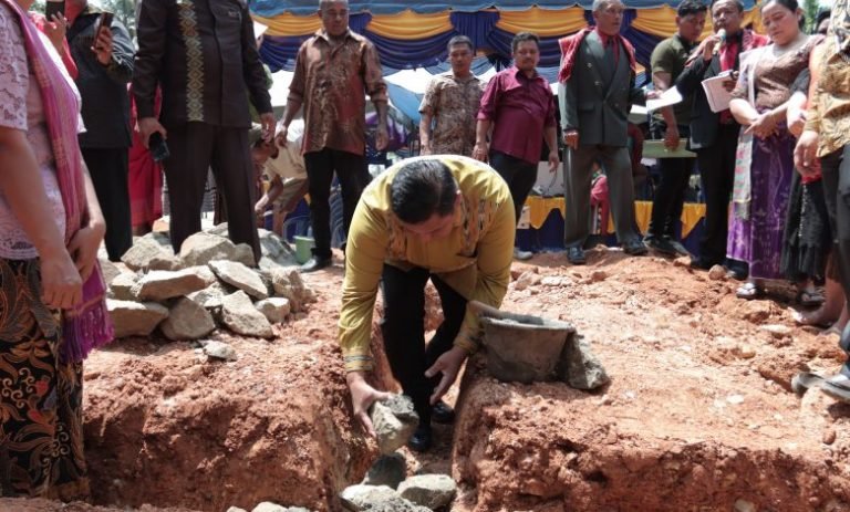 Peletakan Batu Pertama Gereja GBKP Kuta Buluh, Eddy Berutu Ajak Jemaat Bangun Kualitas Kehidupan
