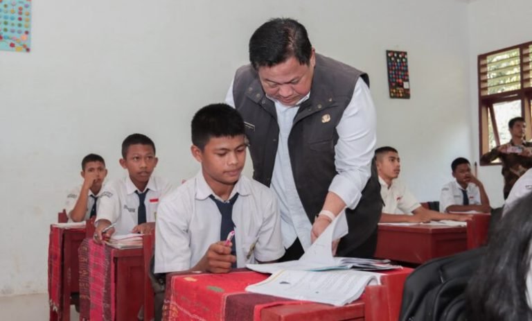 Kunker ke SMPN 2 Sinehi, Bupati Eddy Berutu Ajak Siswa Stop Bulying