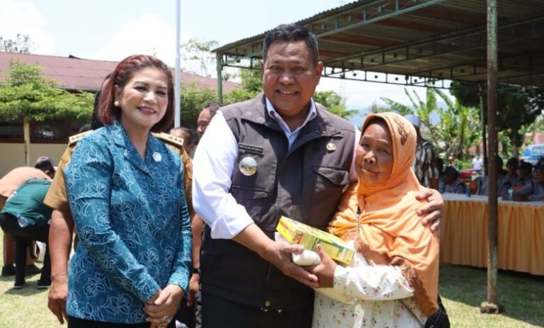 Bupati Eddy Berutu Serahkan Sembako untuk Lansia dan Penyandang Disabilitas