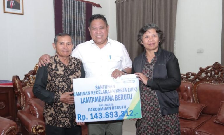 Serahkan Santunan Kepada Keluarga Almarhum Lamtambahna Berutu, Eddy Berutu: Ini Bukti Kehadiran Pemerintah
