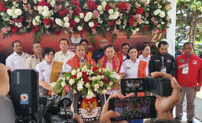 KPU Karo Terima Pendaftaran Paslon Antonius Ginting dan Komando Tarigan