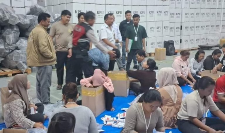 Hari Kelima Sortir dan Lipat Surat Suara Pilkada 2024, KPU Karo Target 10-17 November Distribusi Logistik ke PPK Kecamatan