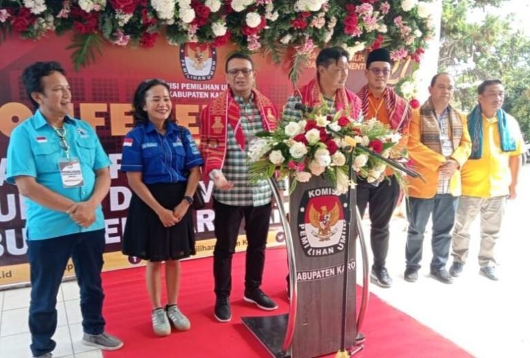 Pertama Mendaftar, KPU Karo Terima Pendaftaran Tino Sinuraya-Onasis Sitepu